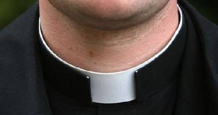 Un prete abusa di un giovane minorato psichico. Violenza sessuale. Il religioso non poteva non conoscere lo stato minorato della giovane vittima. Non poteva che non esserci consenso.