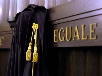 400 euro di multa ad un cittadino di colore che urina davanti la recinzinoe delimitante un palazzo. La Cassazione annulla.