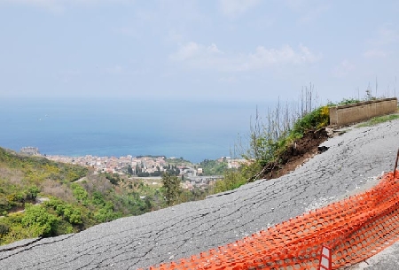 Cede improvvisamente la sede stradale. Rigetto della domanda di risarcimento ava...