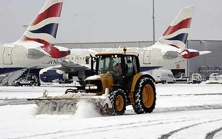 Risarcimento danni per volo cancellato. Una viaggiatrice fa causa al gestore dell'Aeroporto e ottiene sentenza di condanna. Il gestore fa appello ma la viene rigettato perchè inammissibile essendo la pronuncia secondo equità. La Cassazione annulla ciò che conta è la domanda non la decisione, quindi, l'appello era ammissbile.