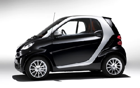 Scontro tra una Smart ed una moto: muore il conducente del ciclomotore. Assolto dall'accusa di omicidio colposo il conducente dell'automobile: imprevedibile la manovra della moto.