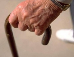 Il de cuius mentre era in vita era assistita dalla nipote. Alla morte come debbono essere considerate le somme contenute nel conto corrente donazione indiretta o atto di gestione del danaro del de cuius privo di spirito di liberalità? La nipote dovrà restituire 18.000 euro, manca la prova della liberalità.