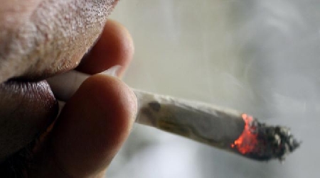 Cedere gratuitamente hashish a minori è reato. Punita la circolazione non il profitto.