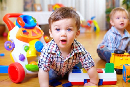Una mamma acconsente che un bambino si fermi a giocare con il proprio figlio nel...