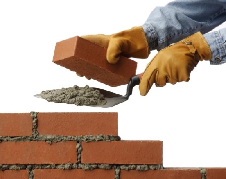 Due coniugi aprono una finestra sul muro condominiale. Pregiu...