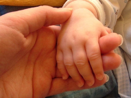 Il diritto di visita di un genitore in favore del figlio non può essere interrotto dal procedimento per abusi sessuali pendente nei confronti del padre.