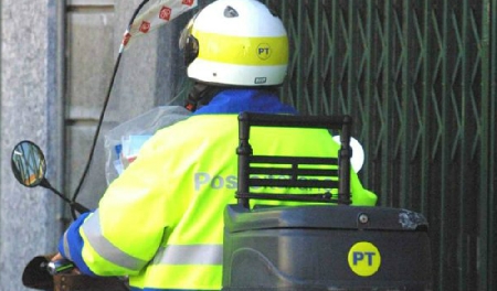 Una portalettere è accusata di aver contraffatto la firma del...