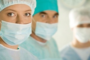 La Cassazione propone altri dubbi sulla sentenza Franzese. Medico condannato in primo grado per una errata manovra nei confronti della mamma durante il parto che provoca un intempestivo distacco della placenta. La Corte territoriale assolve. Per la Cassazione la Corte di Appello ha errato.