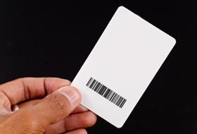 Lavoratore licenziato per aver timbrato il badge del collega. Se manca la prova che il beneficiario è assente la sanzione è sproporzionata e il licenziamento illegittimo.
