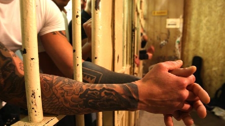 Perquisizione con denudamento in occasione del termine di tutti i colloqui con i familiari:  illegittima, se non è motivata in maniera dettagliata, alla luce della pericolosità del detenuto.