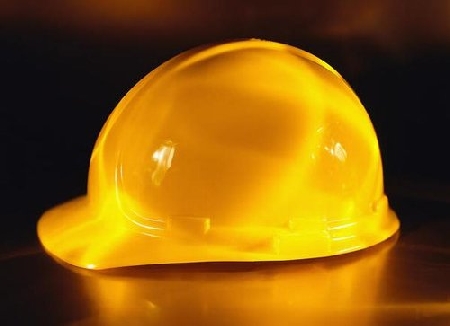 Macchinario presente in azienda è conforme alle norme. Tuttavia per la Cassazione il datore di lavoro ha l’obbligo di mettere a disposizione dei suoi dipendenti attrezzature adeguate, prevenendone financo le imprudenze.