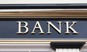 Una coppia di coniugi fa causa alla banca a cui aveva richiesto due finanziamenti, negati per la presenza di un pregresso finanziamento insoluto.. Da accertamenti si scopre che si trattava di un finanziamento concesso a favore di un soggetto diverso ed a loro erroneamente imputato per violazione, da parte della banca, degli obblighi di esatta tenuta e costante aggiornamento dei dati personali.-