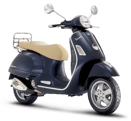 Sfreccia con la Vespa davanti una pattuglia dei carabinieri senza casco. Legittima la contestazione anche se avviene 9 minuti dopo l'infrazione.