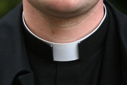 Sacerdote condannato per le continue violenze sessuali protratte nei confronti di ragazze extracomunitarie ospitate in un centro di accoglienza per sottrarle al giogo della prostituzione in strada.