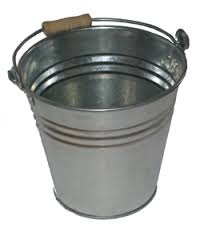 Gavettone condominiale.Un soggetto getta un secchio d'acqua dal proprio appartamento e colpisce, creando molestia e disturbo, il condomino suo acerrimo nemico che si trovava nell'area condominiale sottostante.