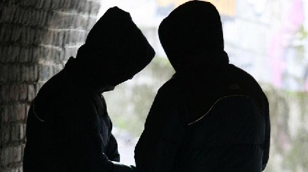 Attività di spaccio: uno cede la droga e l'altro incassa i soldi: condannati a 4 anni di reclusione casauno. Ma e' ipotizzabile l'applicazione dell'attenuante speciale del fatto di lieve entità?