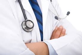 Il Tribunale di Palermo condanna per omicidio colposo medico in servizio presso un’ambulanza del servizio del 118. L’imputato, di fronte al paziente in stato di coma per assunzione di psicofarmaci ed alcool, aveva omesso di effettuare la pulizia del cavo orale e l’intubazione orotracheale, somministrando un farmaco emetizzante, cagionando così la morte dell’assistito per asfissia da occlusione della via respiratoria. La Cassazione annulla.