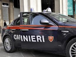 Posto di blocco dei carabinieri. Al controllo gli occupanti di un'auto spintonan...