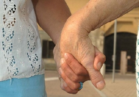 Una badante induce il malato a redigere testamento olografo a suo favore.