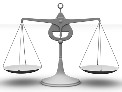Se il pedone appare all’improvviso sulla traiettoria del veicolo che procede regolarmente sulla strada, la responsabilita' dei danni e' del primo e non del secondo.
