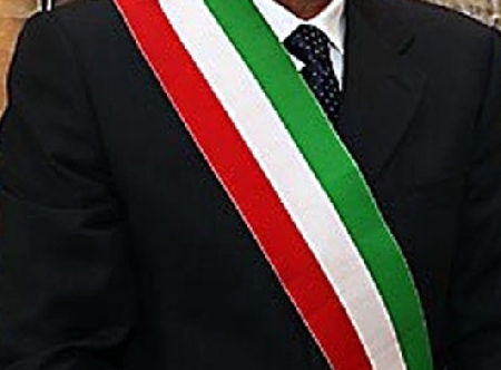 Solo il Sindaco puo' disporre, con ordinanza, le operazioni necessarie alla rimozione, all’avvio a recupero o allo smaltimento dei rifiuti in stato di abbandono, nonché il termine entro cui provvedere. Non il dirigente del settore.