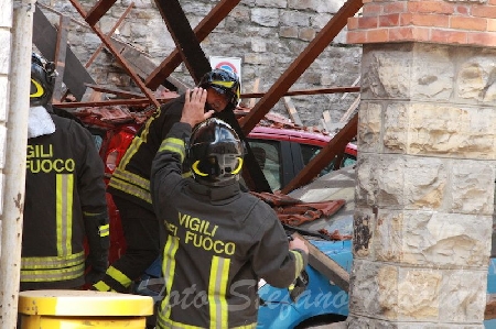 Crolla la volta dell’immobile di proprieta' dell'attore, a causa di lavori eseguiti dal convenuto al pavimento del piano superiore. Rigettato il risarcimento in primo e secondo grado la Cassazione annulla con rinvio.