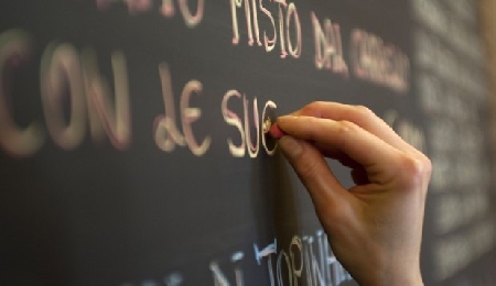 Nel corridoio di una scuola uno studente si rivolge all'insegnante dicendo: povera a vuie professore. Lo studente condannato in primo e secondo grado. La Cassazione non e' minaccia e annulla: il fatto non sussiste.