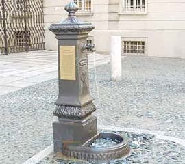 Una famiglia, a seguito di interruzione della fornitura, rimuove i sigilli per poter tornar a fruire della somministrazione d’acqua. No allo stato di necessità se a distanza di 50 metri dall'abitazione c'è una fontanella pubblica.-