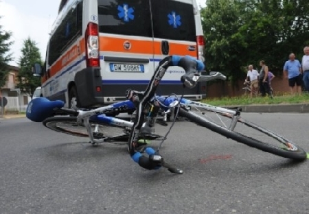 Alla guida dell'auto travolge un ciclista e fugge via. Omissi...