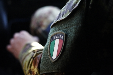 Un militare, nella domanda di arruolamento come volontario nell'esercito italian...