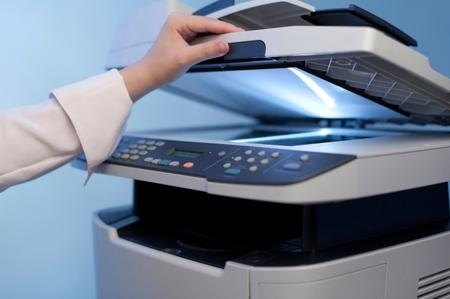 Fotocopiare testi universitari per uso personale è reato se le fotocopie superano il limite quantitativo del 15% dell’intero scritto.  Vietato fotocopiare i testi per uso commerciale.