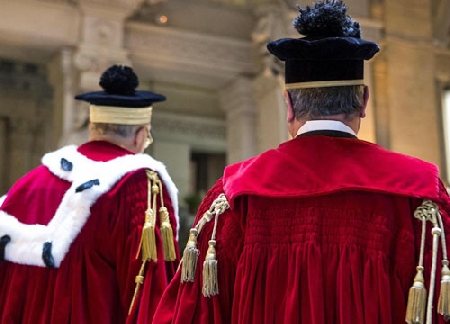 Ingiurie. La sentenza scritta dal giudice è illeggibile e quindi la motivazione è incomprensibile. Nullità.