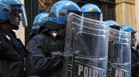 Disordini in piazza. Manifestazioni non autorizzate dalle Aut...