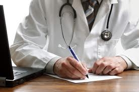 Livorno: Causalità omissiva. Due medici accusati di omicidio colposo perchè avevano tardivamente diagnosticato una imponente frattura alla milza. Assolti perchè la causa della morte sta nelle deficienze organizzative della struttura sanitaria.