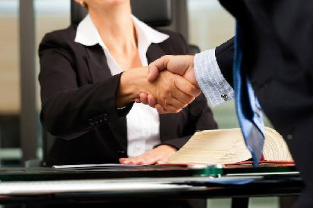 Una donna si attribuisce falsamente la qualità di avvocato per guadagnarsi la fiducia di un uomo ed indurlo ad aprire con il suo aiuto un conto corrente postale, procurandosi poi i relativi assegni e la carta attraverso la consegna dei moduli di richiesta con la firma contraffatta del correntista.