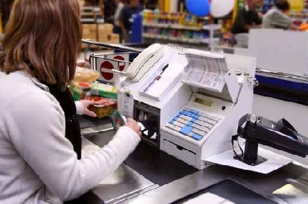 Integra il delitto di furto aggravato dall’utilizzo del mezzo fraudolento e non quello di truffa la condotta di chi prelevi generi alimentari o casalinghi dagli scaffali di un supermercato, occultandoli poi all’interno di scatoloni svuotati del prodotto originario.