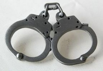 Imputata del delitto di false fatturazioni concorda la pena e patteggia. Il GUP del Tribunale di Trapani in aggiunta all'accordo sospende la pena. La Cassazione annulla con rinvio.