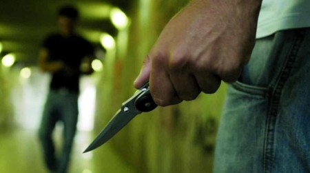 Dopo una lite in un locale subisce una testata. Il giorno seguente cerca il suo interlocutore e annusando un coltello dice 