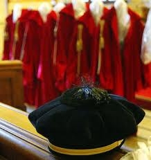 Un magistrato deposita la sentenza in ritardo: nessuna responsabilità disciplinare se l'Ufficio è organizzato male e se il carico di lavoro è eccessivo.