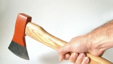 Un uomo esce dalla propria abitazione perché disturbato dal r...