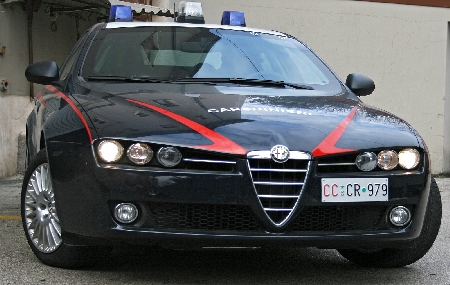 Carabiniere interviene per sventare una rapina presso l'ufficio postale: i rapinatori fuggono dando luogo ad un violento conflitto a fuoco per le strade della città. Nel corso della sparatoria un passante veniva colpito da un proiettile che gli cagionava ferite mortali. Il proiettile era stato esploso dall'arma dell'imputato.