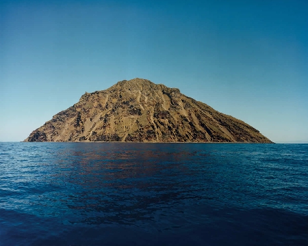 Agosto 2005:isola di Alicudi arcipelago delle Isole Eolie. Una turista mentre effettua una passeggiata lungo una scalinata che collega il centro abitato al porto inciampa, perde l’equilibrio e precipita nel sottostante burrone, muorendo.