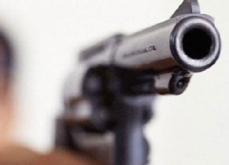 Due uomini con una pistola giocattolo ed il viso coperto, rapinano un’anziana: è reato pluriaggravato.