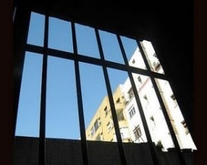 Il padre uccide il figlio e l’assistente sociale sta a guardare senza intervenire. E' reato?