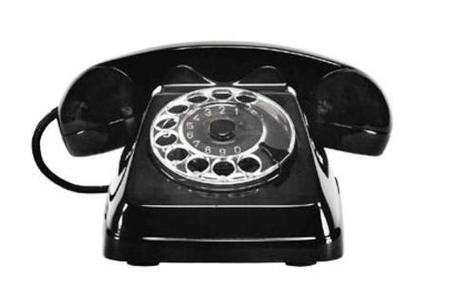 Due donne, madre e figlia, vivono l’incubo del telefono di casa che suona a vuoto, anche quindici volte in una giornata e pure in piena notte.