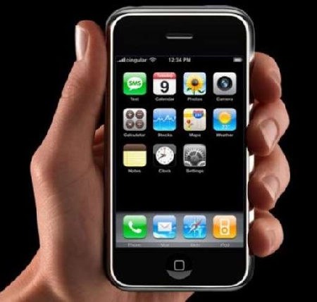 Sottrae il cellulare all’ex fidanzata per leggervi i messaggi: condannato per rapina.