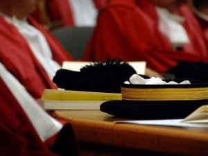 L’omesso avviso all’indagato della fissazione dell'udienza camerale conseguente all'opposizione della persona offesa alla richiesta di archiviazione determina la nullità dell’ordinanza con la quale il g.i.p. indica le ulteriori indagini da compiersi, la quale è deducibile con il ricorso per cassazione.