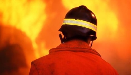 Da fuoco al circolo dal quale era stato escluso: il dolo è compatibile con la seminfermità di mente.