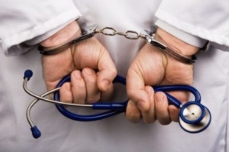 E' procedibile d’ufficio il delitto di violenza sessuale commesso dal medico ospedaliero.