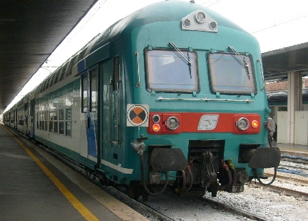 Le sbarre del passaggio a livello si abbassano. Ad un autista di un articolato viene contestato il reato di omicidio colposo e disastro ferroviario per non essersi assicurato di riuscire a transitarvi prima che le sbarre si abbassassero. La Cassazione annulla la condanna.